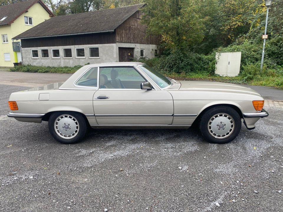 420 SL, Champagner Metallic mit braunem Verdeck in Zweiflingen