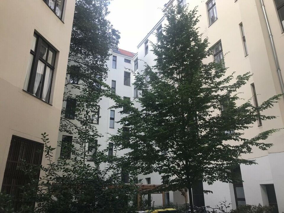 vermieteter Stuckaltbau mit 2 Balkonen in Berlin