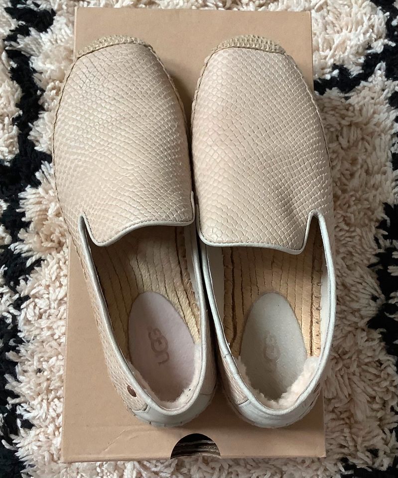 UGG Damen Schuhe Sandrinne beige Gr.38 neuwertig inkl.Versand in Berlin