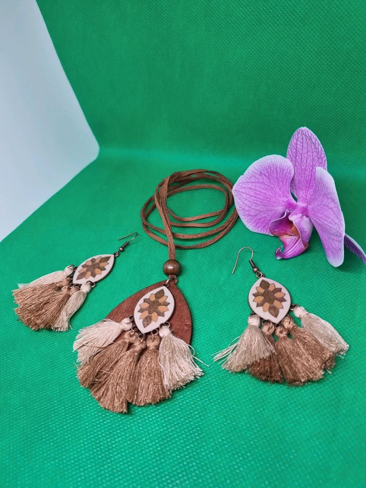 Schmuckset Halskette Ohrringe Holz Quasten Indie Boho Hippie in Neuhofen