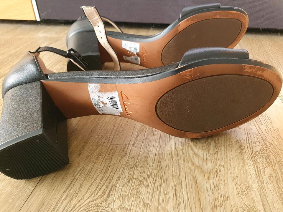 Clarks Schuhe Gr. 40 schwarz wie neu in Magdeburg