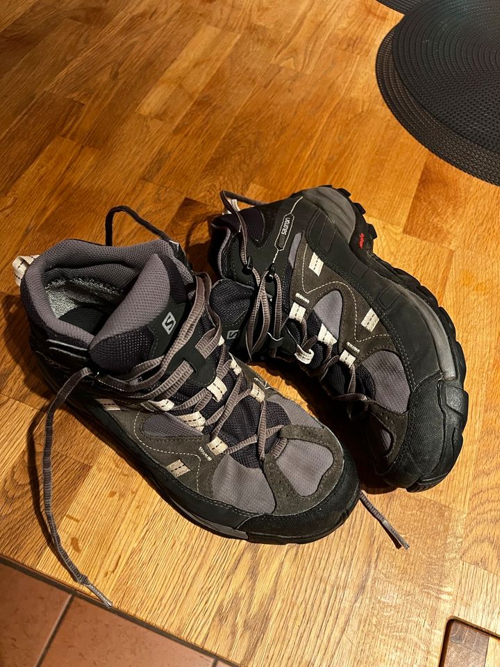 Salomon Trekking Outdoor Wanderschuhe Größe 41 1/3 in Gudensberg