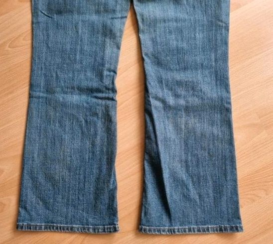 ESPRIT Jeans mit schönen Gesäßtaschen, Gr. 42 short in Kaiserslautern