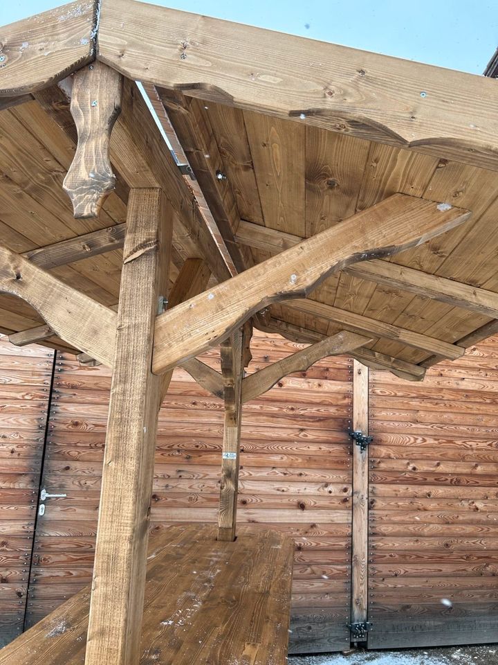 Überdachte Futterkrippen Stehtisch Holz Weihnachtsmarkt Krippen in Garching b München