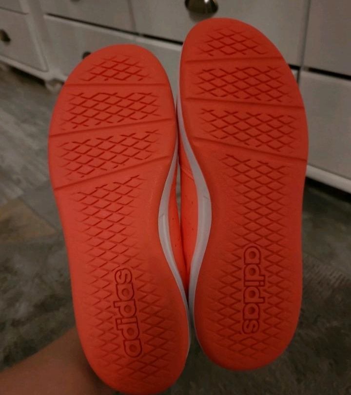 Adidas Schuhe Sneaker Größe 39 Neu in Westeregeln