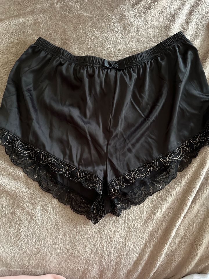 Süße Schwarze Pyjama Hose mit goldener Spitze in Kamen