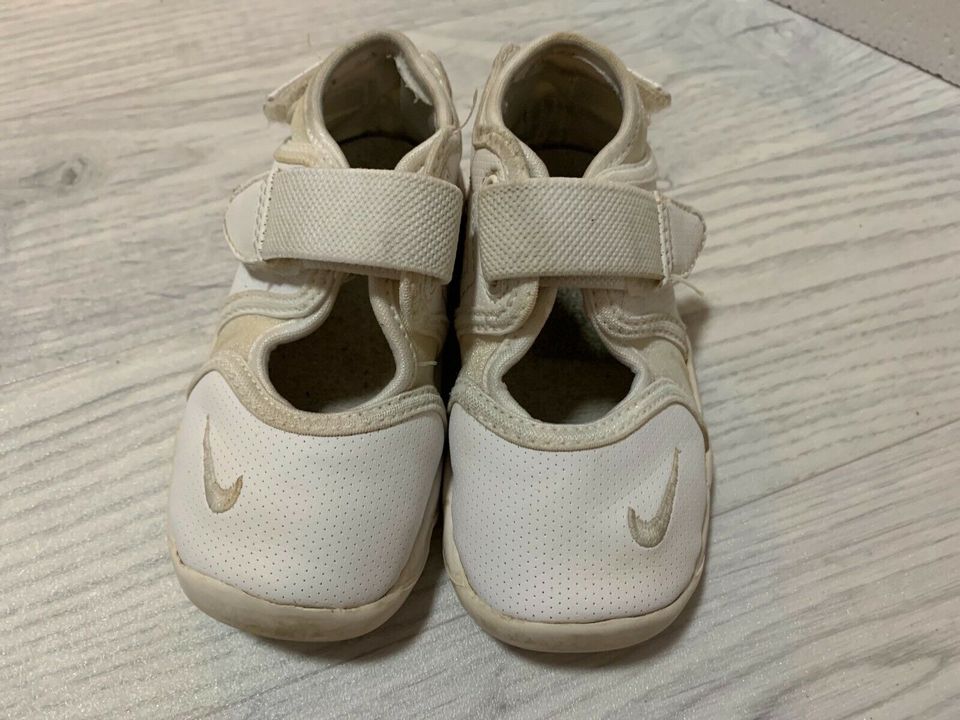 weiße Nike Babyschuhe Sneakers Sneaker Baby Sportschuhe Gr. 23 in Düsseldorf