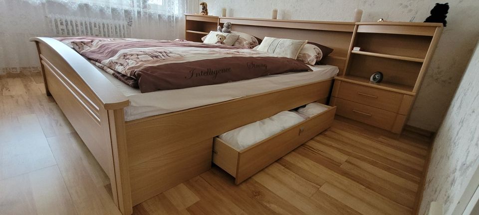 Doppelbett mit Lattenrost, Matratze, Nachttischen, Beleuchtung in Maisach