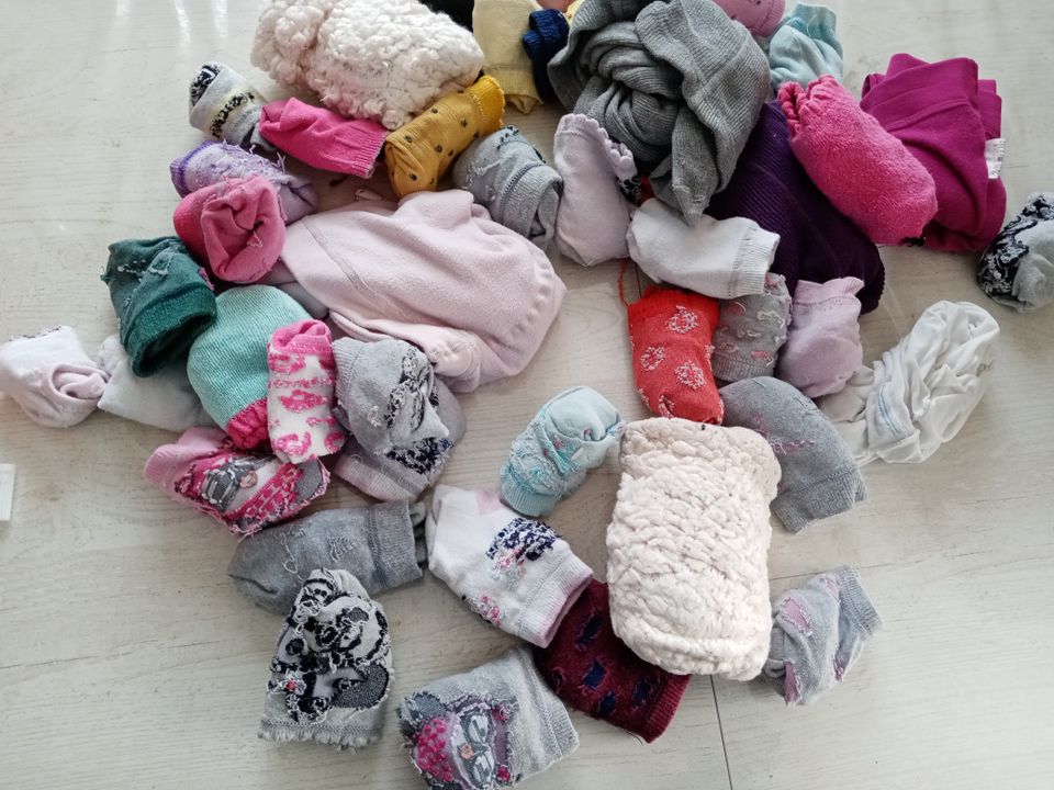 Tütte voll Socken und Strumpfhosen in Blankenheim