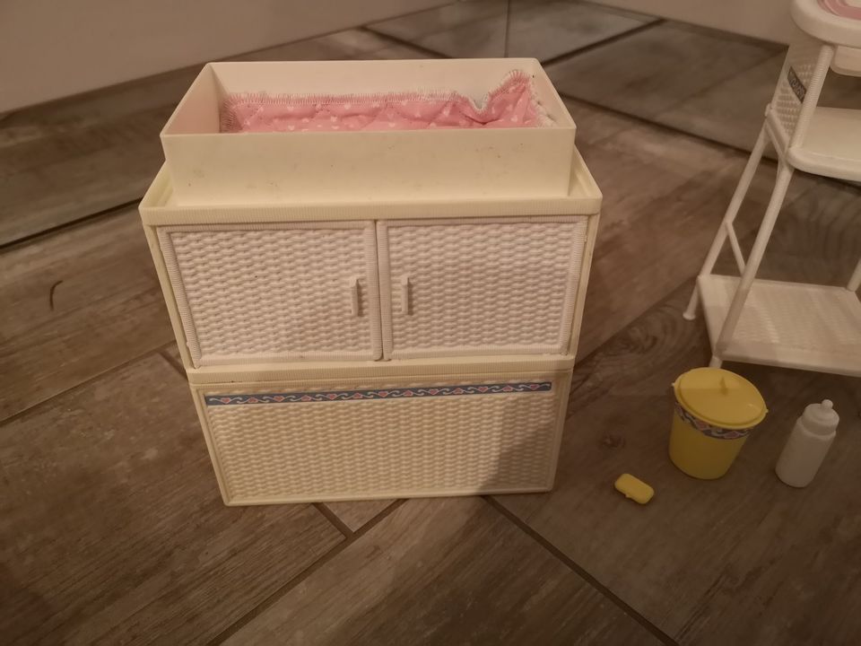 Barbie 80er Nostralgy Babyset Bett Badewannenschrank Hochstuhl in Rellingen