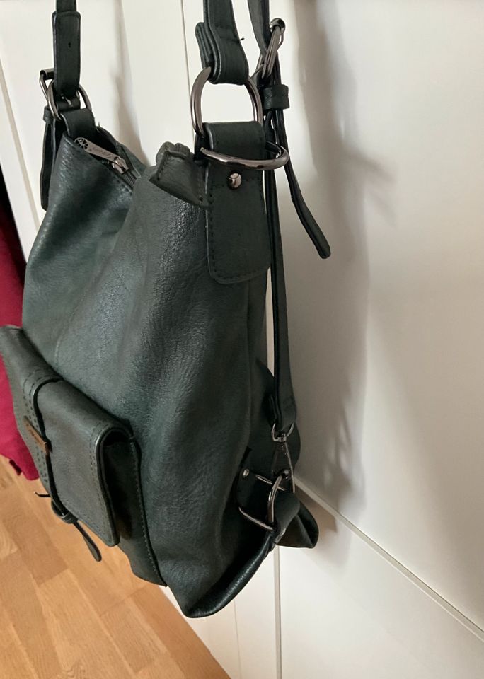 Handtasche /RucksackKunstleder in grün und mit Reißverschlüssen in München
