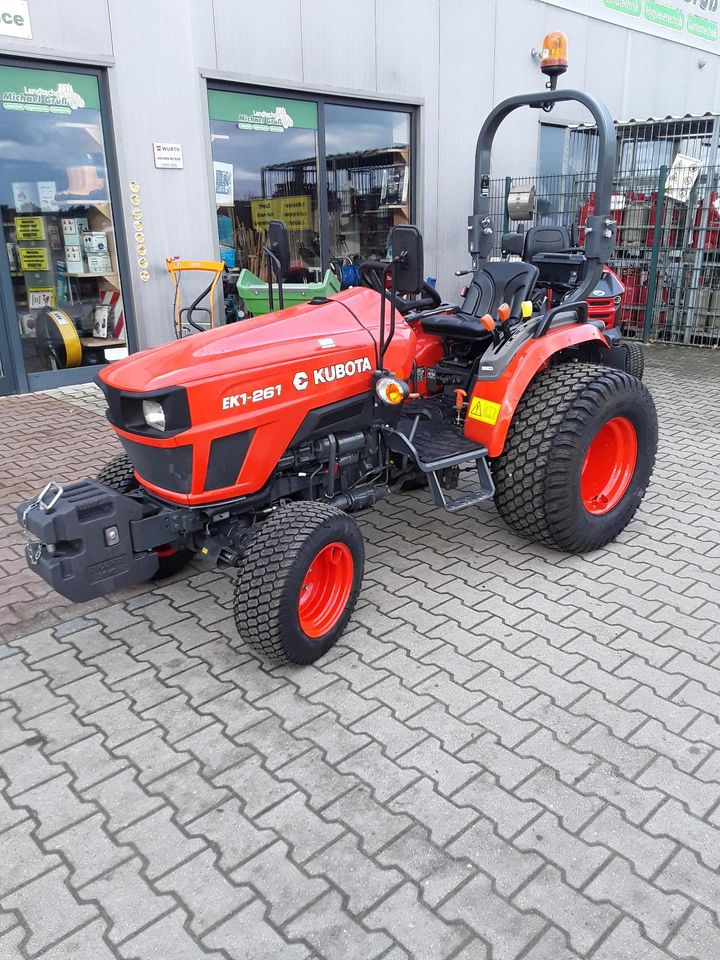 Kubota EK1-261 Kommunaltraktor Kleintraktor Allrad Rasenbereifung in Löningen