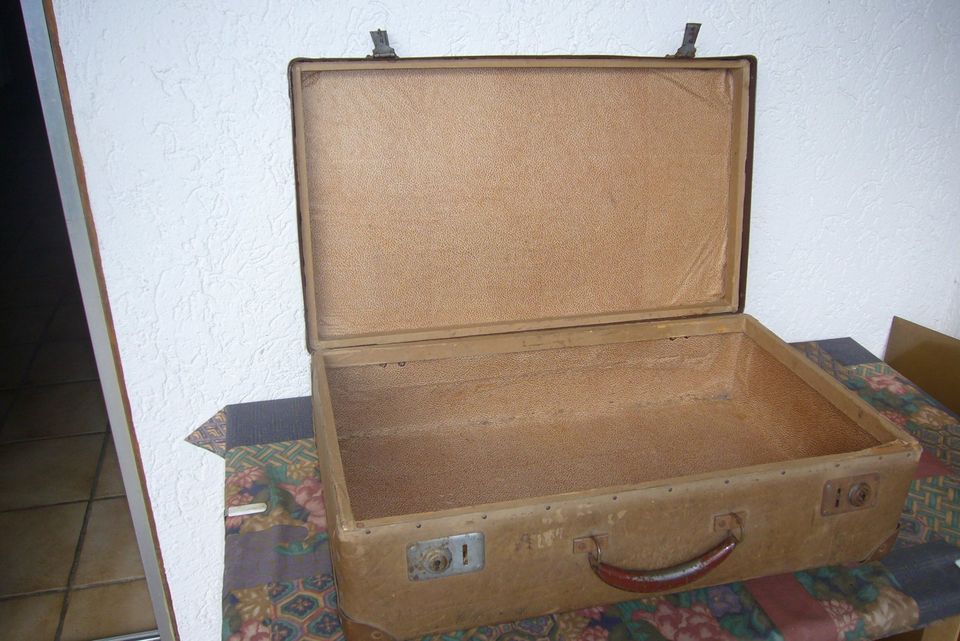 Koffer aus den 50ern oder älter. in Dollnstein