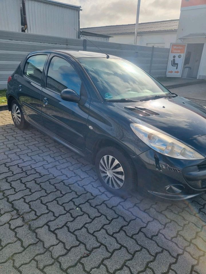 Peugeot 206+.Benzin .1,4.mit schikheft in Magdeburg