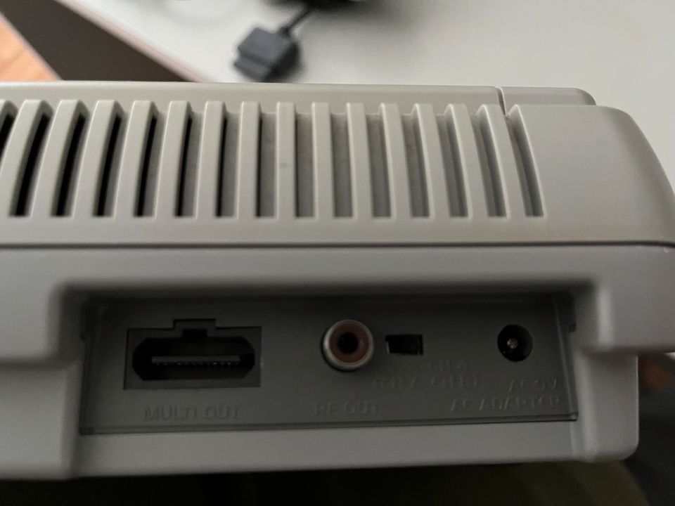 SNES Super Nintendo Konsole mit einem Controllern und Zubehör in Hannover