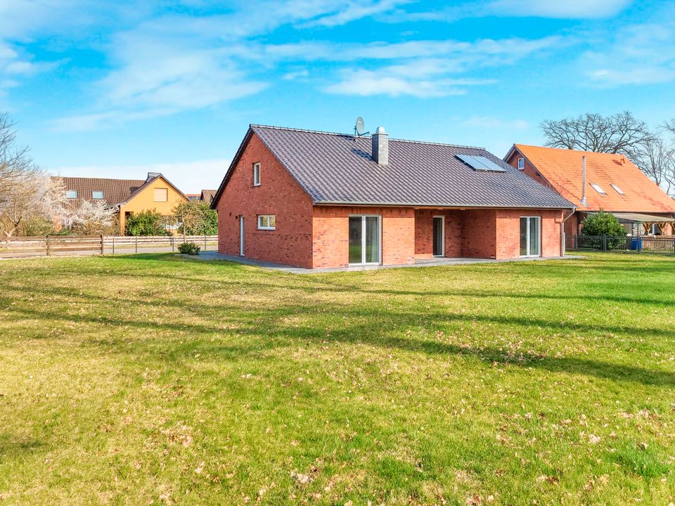 Neuwertiger, ebenerdiger Bungalow mit Garage in ruhiger Lage - Ausbaureserve im Obergeschoss in Meinersen