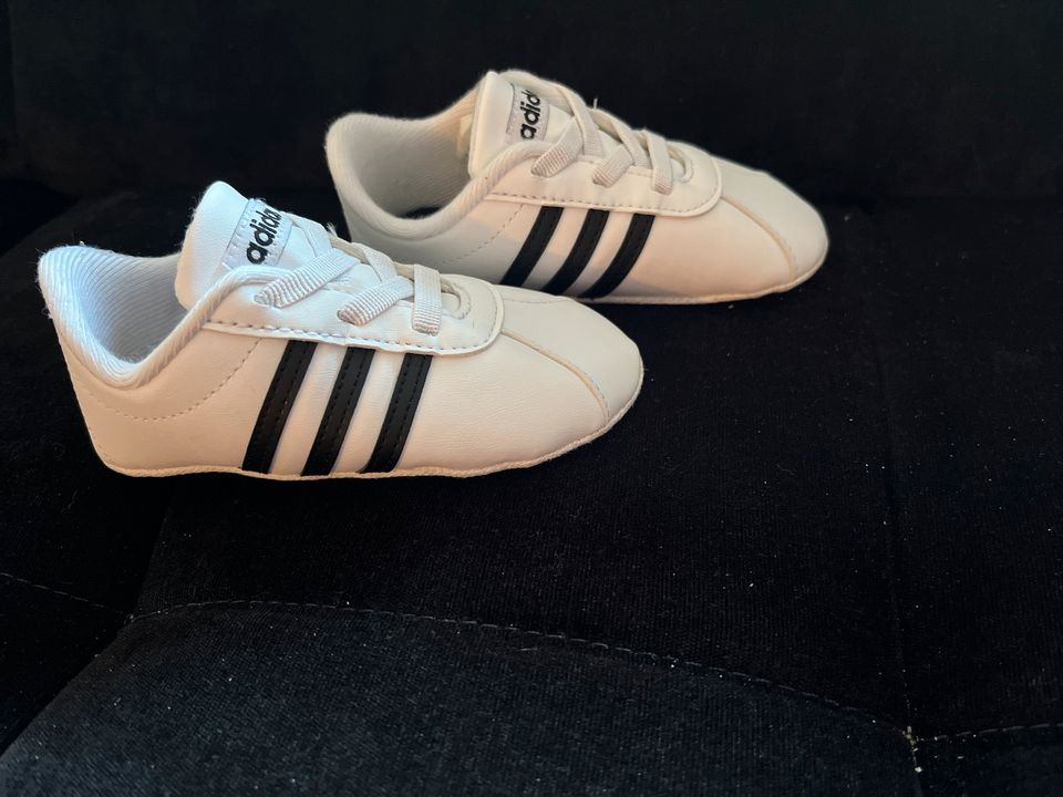 Kleine Adidas Kleinkindschuhe/Barfußschuhe in Neukirchen-Vluyn