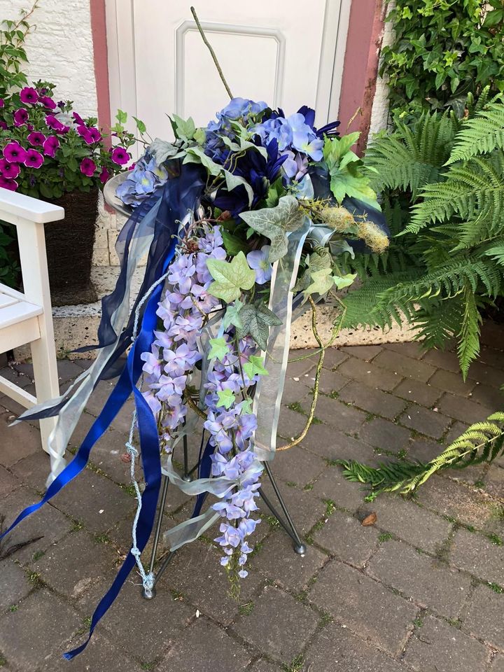 Verschiedene Blumengestecke, Türkränze und Seidenblumen in Dietzenbach