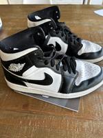 Turnschuhe / Sneakers Jordans schwarz weiß -wenig getragen- Gr 39 Bremen - Horn Vorschau