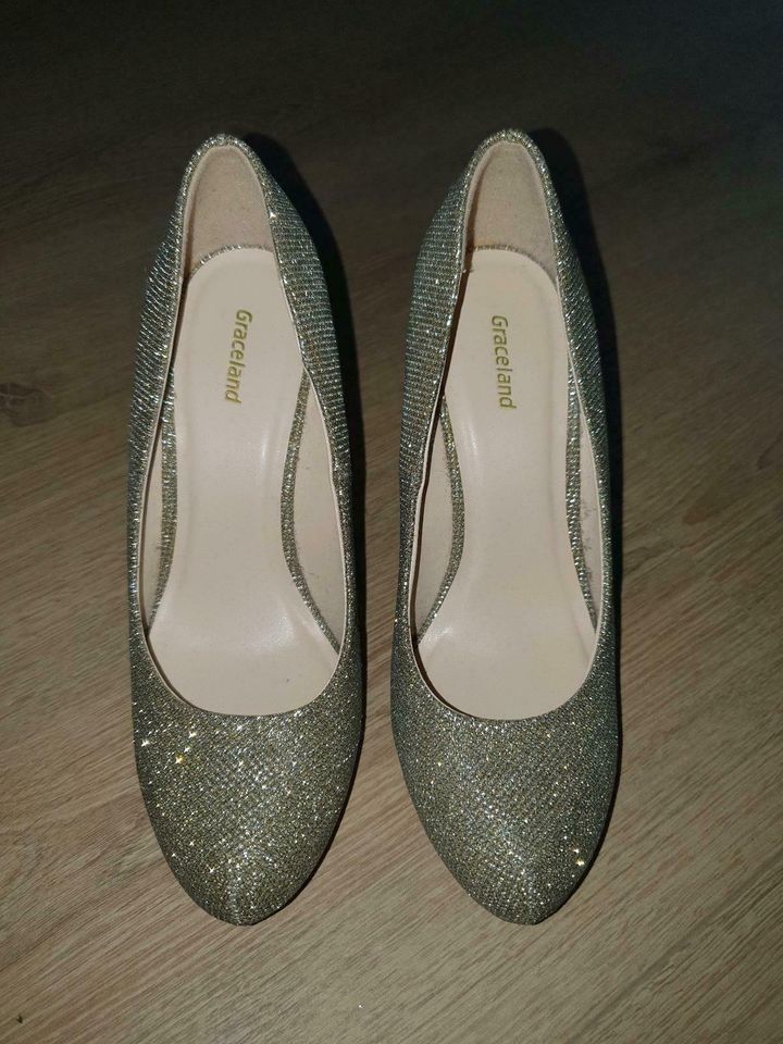 High Heels in gold gr. 37 in Stadtoldendorf