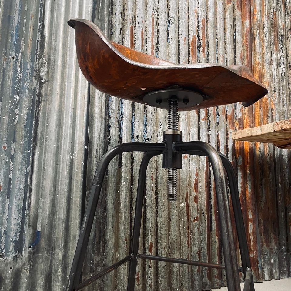 Restaurierte Traktor Metall Stühle & Hocker mit verschiedenen Gestellen | Originale Traktoren Schalen Sessel | Industrial Vintage Landhaus Stil Interior Design Sessel Lounge Bar Theke Kneipe Inventar in Berlin