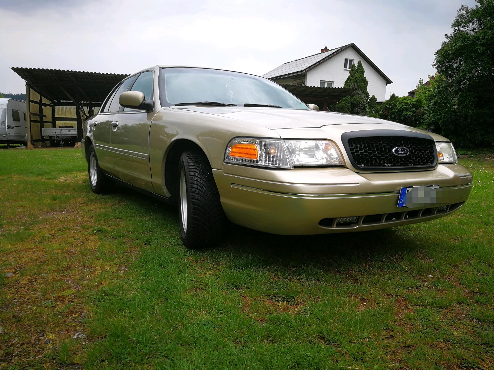 Abbildung des Autos Ford Crown Victoria LX t…