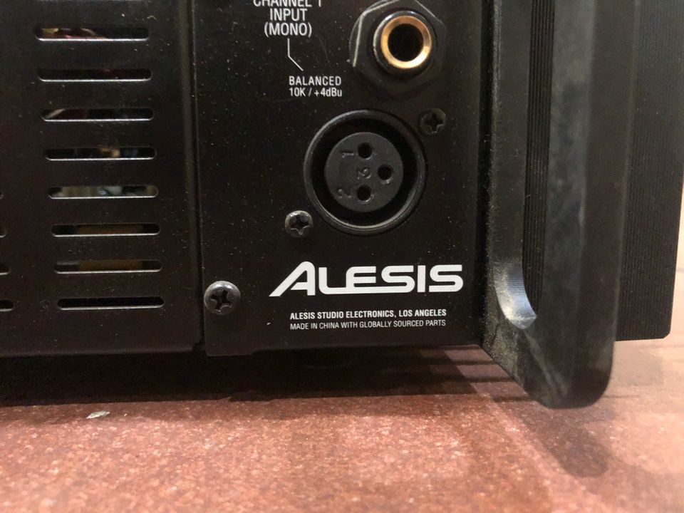1x Alesis RA300 Amplifier / Endstufe / Verstärker in Düsseldorf