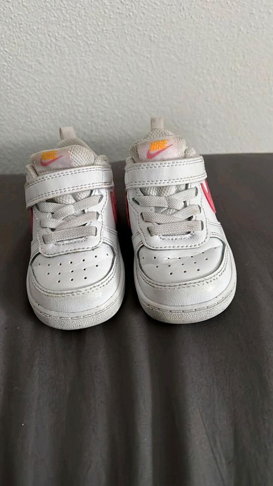 Nike babyschuhe kinderschuhe Gr. 22 in Weiden (Oberpfalz)