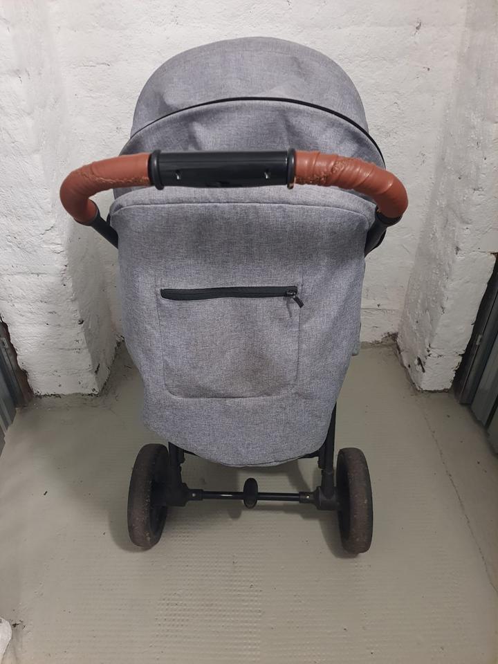 Stabiler Kinderwagen mit Fußabdeckung und neuem Regenschutz in Leipzig