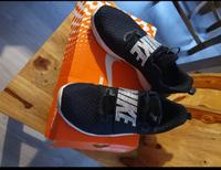 Nike Schuhe mit Swarovski Steinchen Gr.41 Nordrhein-Westfalen - Radevormwald Vorschau