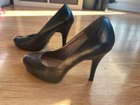 High heels schwarz klassisch aus Leder Gr. 38 Köln - Mülheim Vorschau