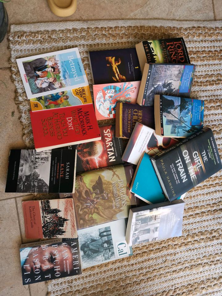 Viele englischsprachige Bücher u. A. Herr der Ringe in Kleinaitingen