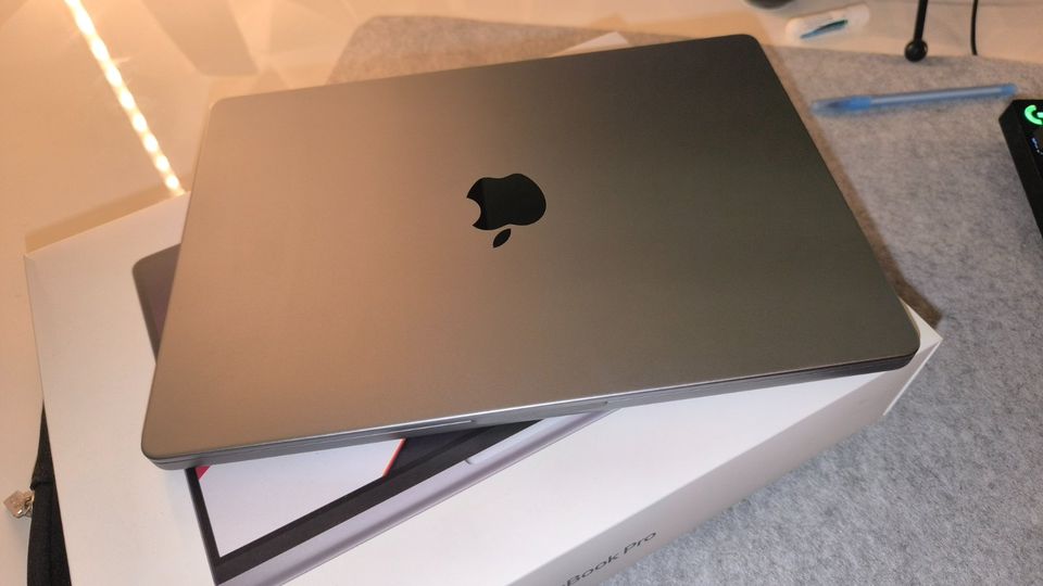 14" MacBook Pro – Space Grau in Duisburg