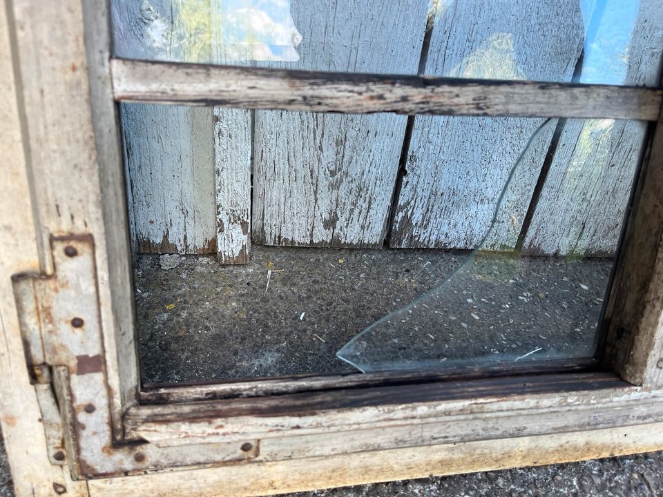 Historisches Sprossenfenster aus Holz mit Schiebefenster in Giengen an der Brenz