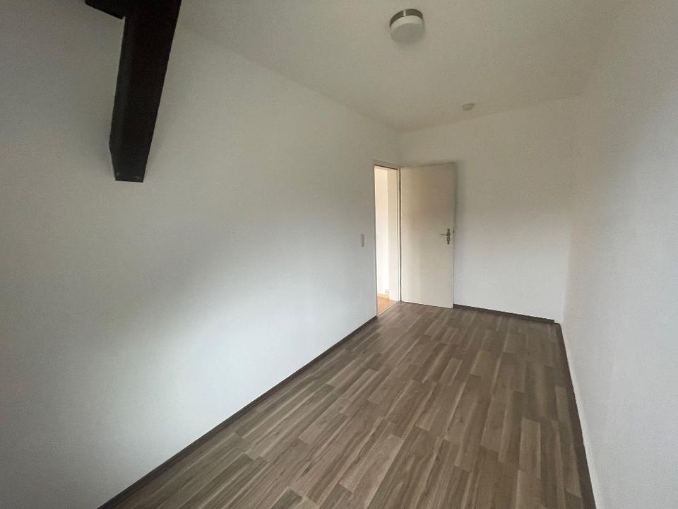 Frisch renoviert zum Einzug - 3-Z/K/B-DG-Wohnung mit separatem Zimmer, Dusche UND Wanne in Elsterberg