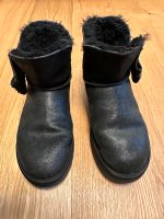 UGG Boots Schwarz mit Schleife Nordrhein-Westfalen - Velbert Vorschau