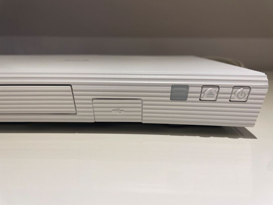 Samsung BD-J5500 3D Blu-ray Player (Curved Design, HDMI, USB) in Düsseldorf