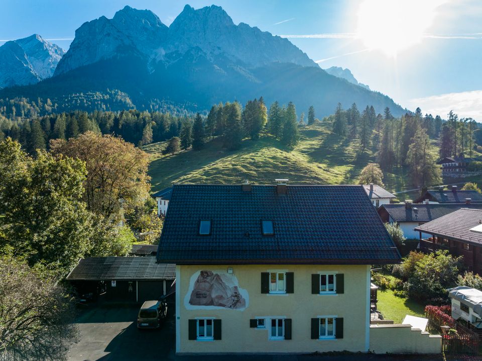 Charmante Alpenvilla mit großem Garten in ruhiger Lage in Grainau mit traumhaftem Ausblick auf die Zugspitze in Grainau