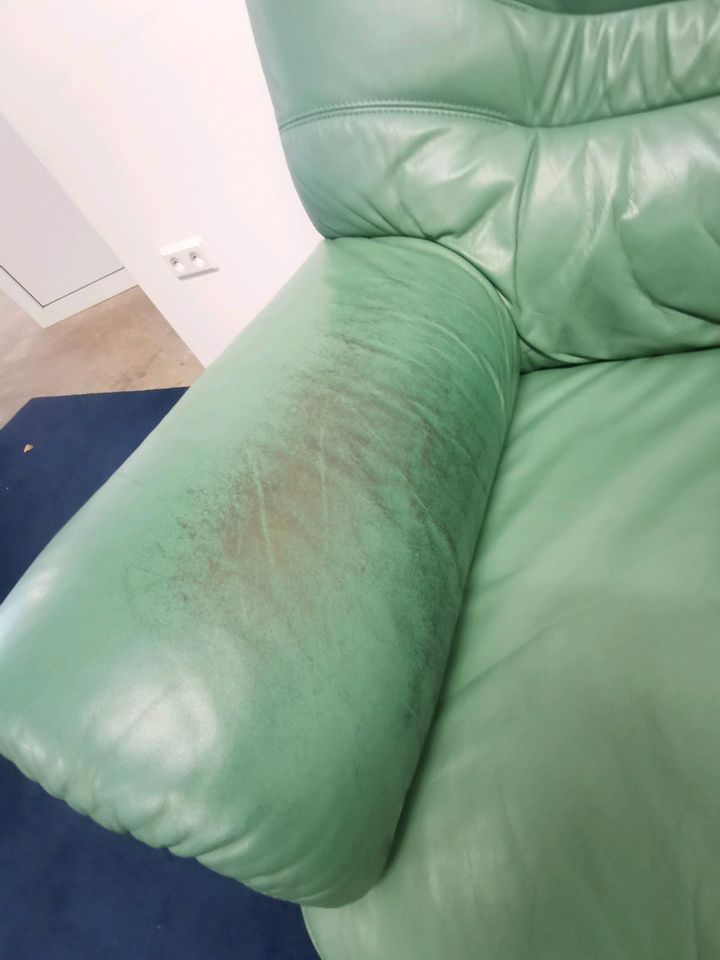 Eine Leder Garnitur 3er Sofa und ein Sessel grün mit Holz Beine in Katlenburg-Lindau