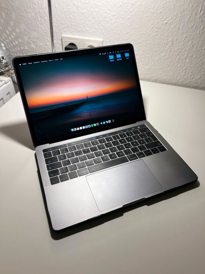 MacBook Pro Touch Bar 13“ (2017), i5, 256GB SSD, 8GB RAM +Zubehör in Köln