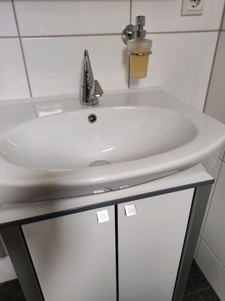 Waschbecken mit Unterschrank in Mülheim (Ruhr)