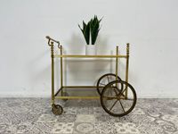 WMK Wunderschöner Mid-Century Servierwagen auf Rollen und Rädern mit goldenen Rahmen aus Messing und doppelter Glasablage # Teewagen Barwagen Beistelltisch Couchtisch Regency Gold 50er 60er Vintage Friedrichshain-Kreuzberg - Friedrichshain Vorschau