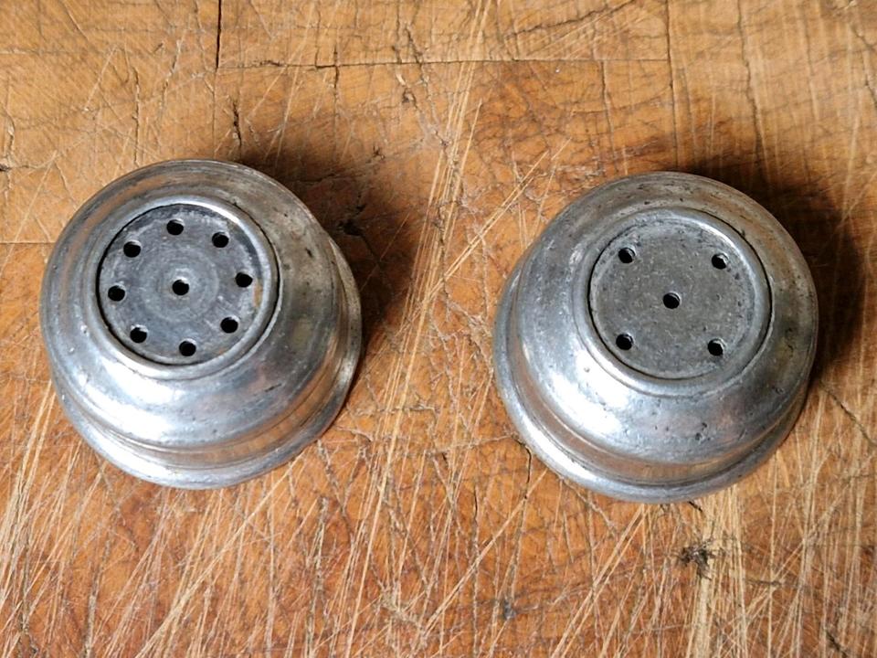 Salz und Pfefferstreuer aus Zinn mit Glasbehälter Gestempelt in Marl