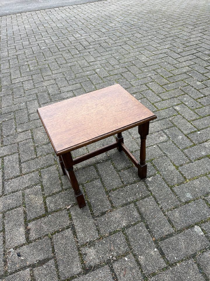 Kleiner Tisch aus hochwertigem Eichenholz in Losheim am See