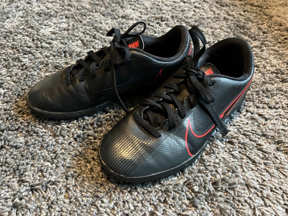 Nike Kinder Sneaker Gr. 33, schwarz/rot/grau in Kiel