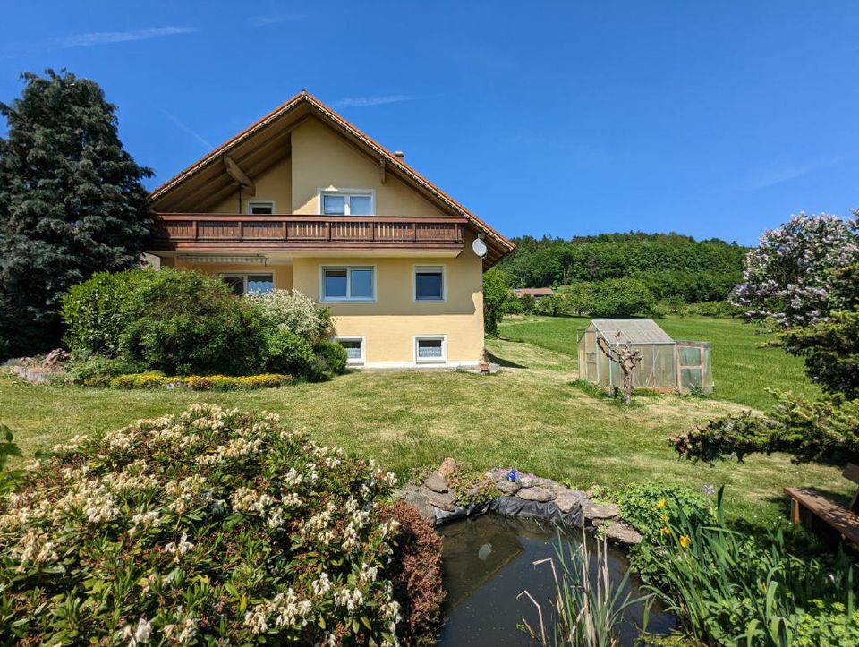 Gepflegtes, großzügiges Haus in Ortsrandlage im bayerischen Wald in Tiefenbach Oberpf