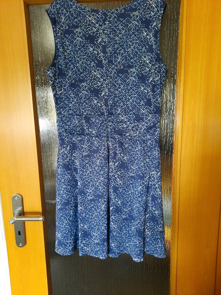 Blaugemustertes Sommerkleid, gr. 40 in Ehrenkirchen