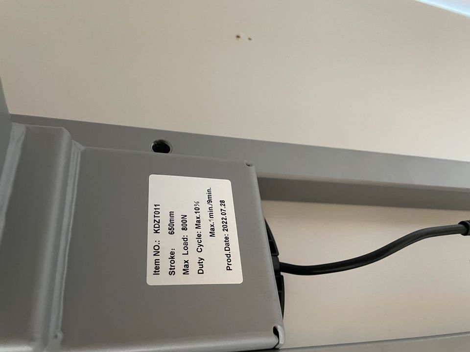 Schreibtisch elektrisch höhenverstellbar in Nastätten