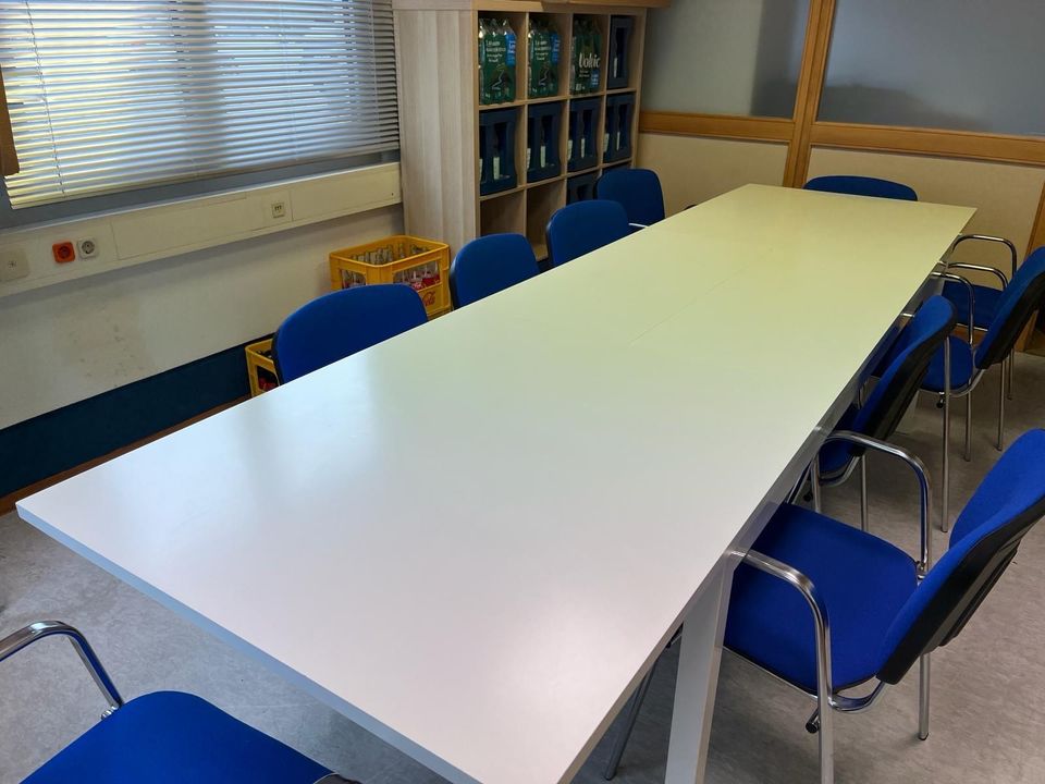 Konferenztisch in weiß in Eichenzell