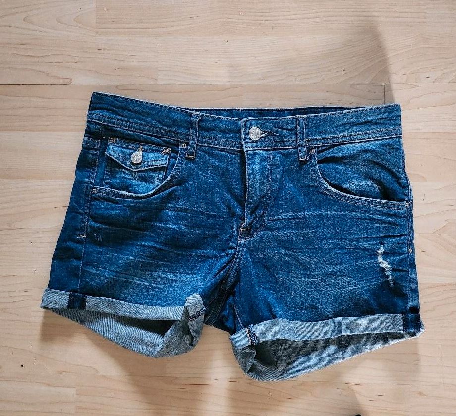Jeans Shorts H&M Gr. 40  Paket 3 Stück in Lehrte
